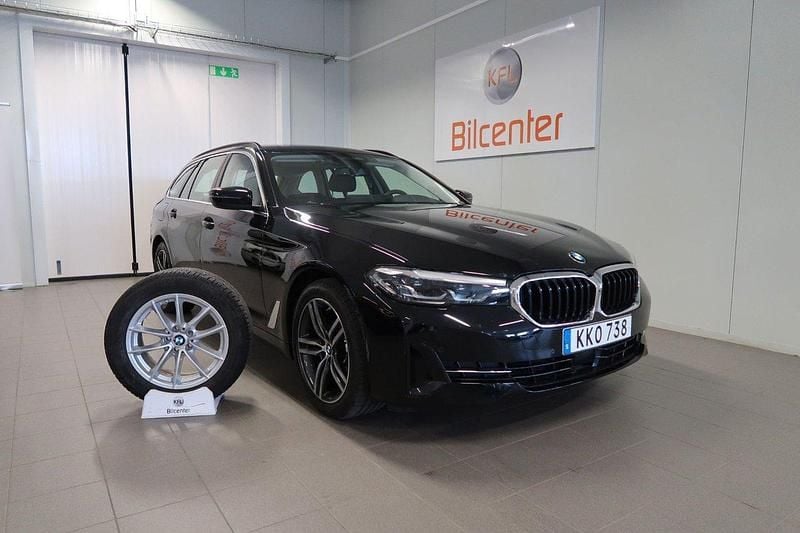 Svart Begagnad 2021 BMW 520 Kombi | 399 900 kr (Lite dyr) - Bild 1/3