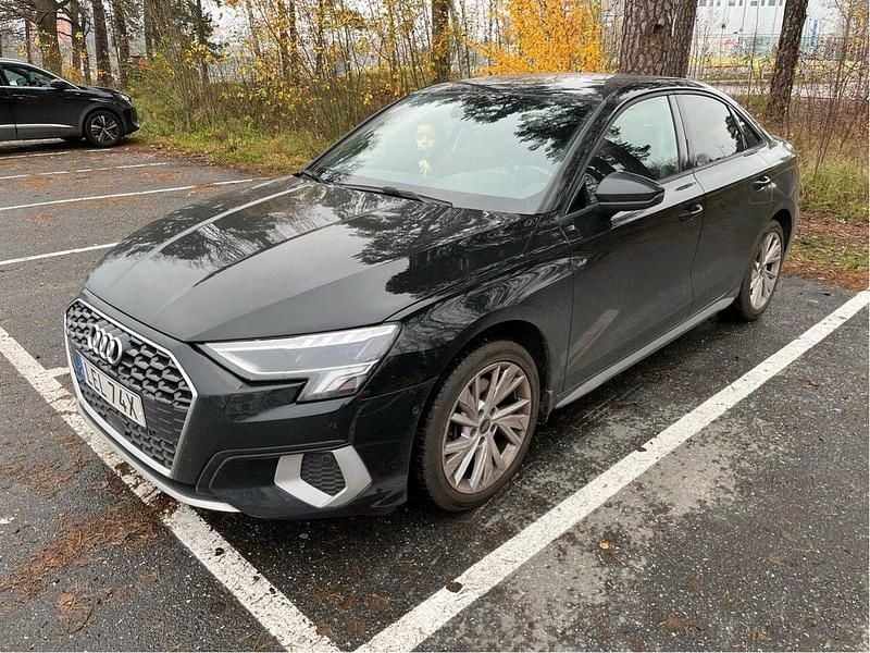 Svart Begagnad 2024 Audi A3 Sedan | 283 900 kr (Marknadspris) - Bild 1/4