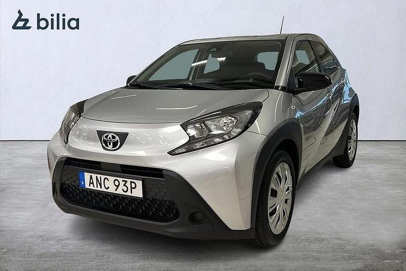 Silver Begagnad 2022 Toyota Aygo Play Halvkombi | 159 900 kr (Bra pris) - Bild 1/4