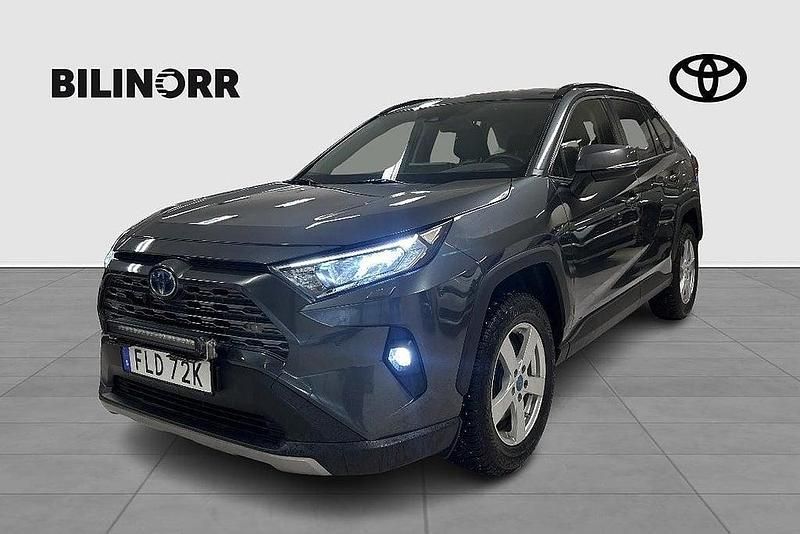 Mörkgrå Begagnad 2022 Toyota RAV4 Hybrid Active SUV | 349 900 kr (Bra pris) - Bild 1/3