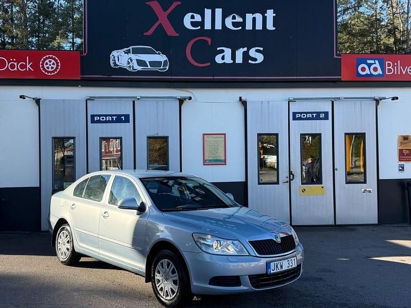 Ljusblå Begagnad 2009 Skoda Octavia Ambiente Halvkombi | 39 700 kr (Marknadspris) - Bild 1/4