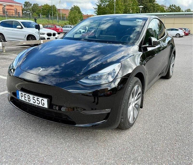 Svart Begagnad 2023 Tesla Model Y Long Range AWD SUV | 479 000 kr (Marknadspris) - Bild 1/4
