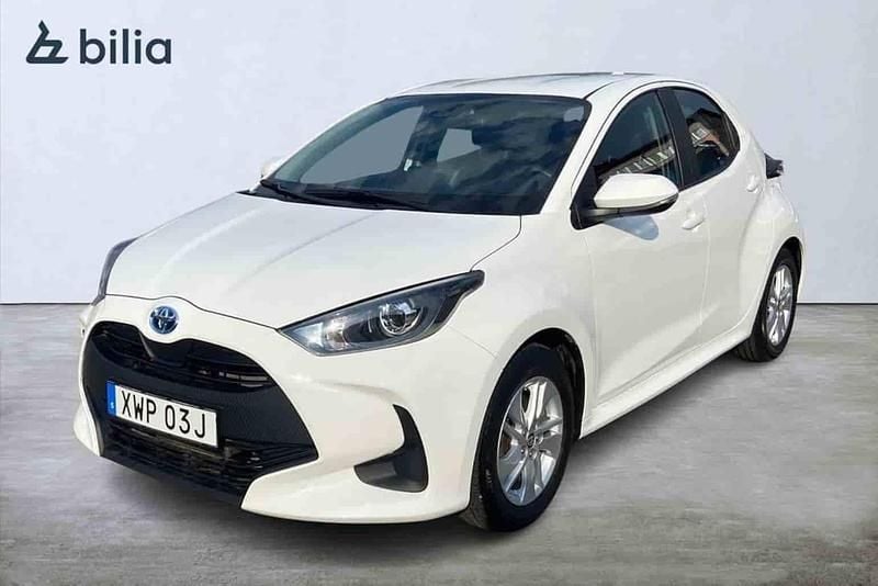 Vit Begagnad 2023 Toyota Yaris Hybrid Halvkombi | 219 900 kr (Marknadspris) - Bild 1/1