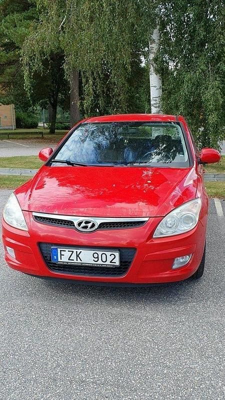 Röd Begagnad 2008 Hyundai i30 Halvkombi | 42 000 kr (Marknadspris) - Bild 1/4