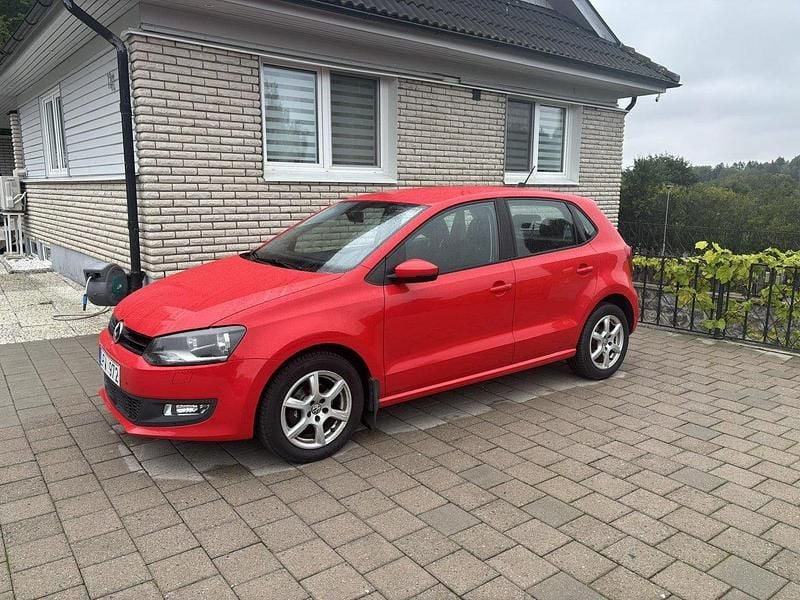 Röd Begagnad 2014 VW Polo Halvkombi | 82 000 kr (Bra pris) - Bild 1/4