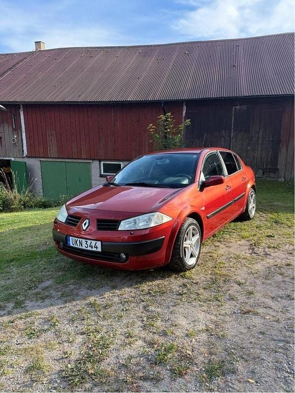 Röd Begagnad 2004 Renault Mégane II Sedan | 10 000 kr (Bra pris) - Bild 1/4