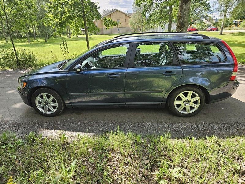 Blå Begagnad 2005 Volvo V50 Kombi | 29 000 kr (Marknadspris) - Bild 1/4