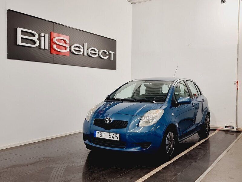 Grå Begagnad 2006 Toyota Yaris Halvkombi | 42 900 kr (Marknadspris) - Bild 1/4