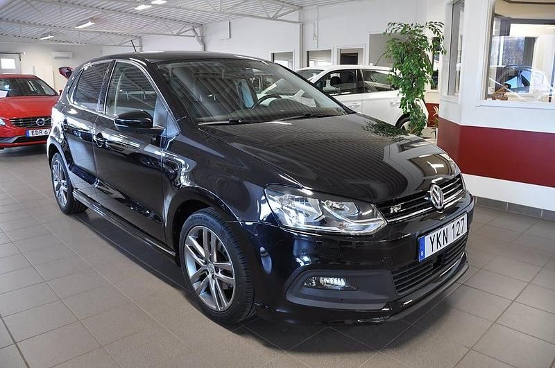 Svartmetallic Begagnad 2017 VW Polo Comfortline Halvkombi | 129 500 kr (Dyr) - Bild 1/4