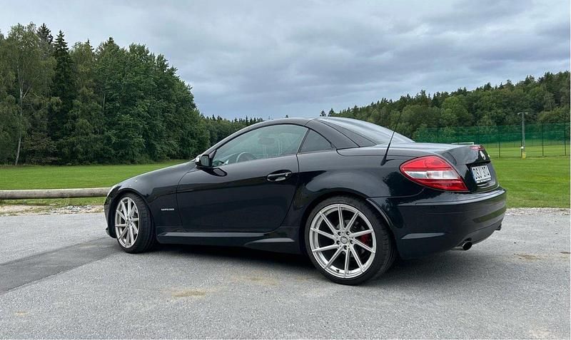 Svart Begagnad 2005 Mercedes SLK200 AMG Cab | 89 999 kr (Marknadspris) - Bild 1/4