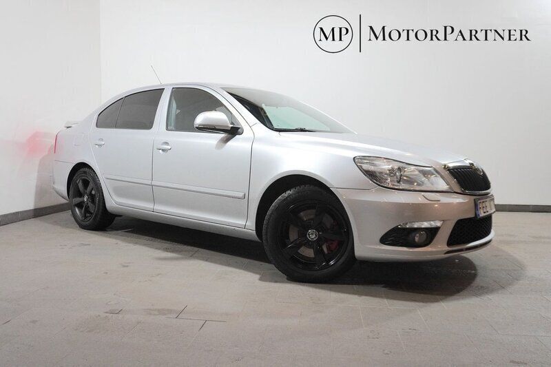 Silver Begagnad 2009 Skoda Octavia RS Halvkombi | 89 900 kr (Dyr) - Bild 1/4