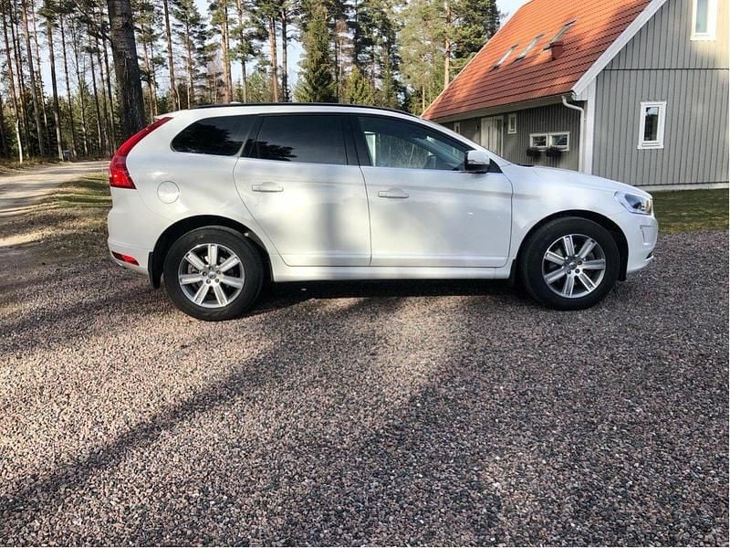 Vit Begagnad 2015 Volvo XC60 Momentum SUV | 190 000 kr (Marknadspris) - Bild 1/4