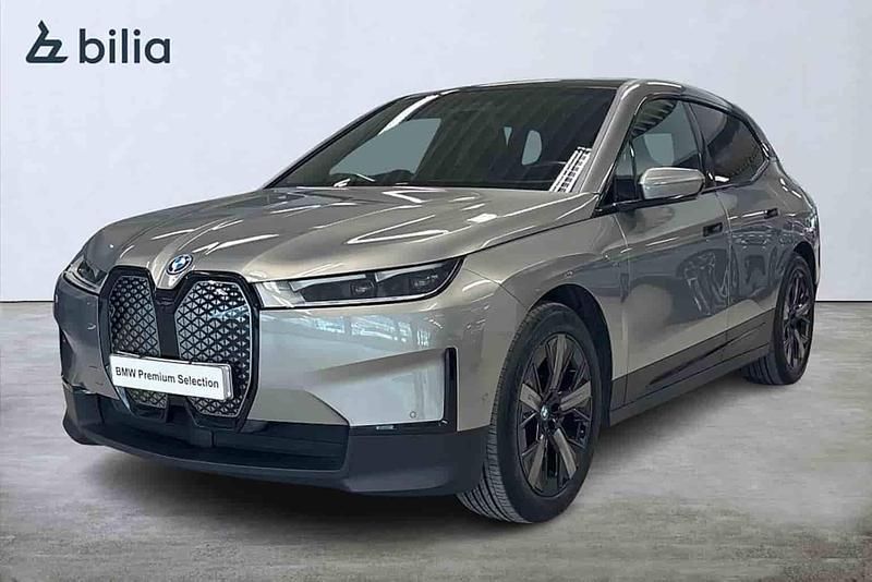 Grå Begagnad 2023 BMW iX SUV | 499 900 kr (Marknadspris) - Bild 1/1
