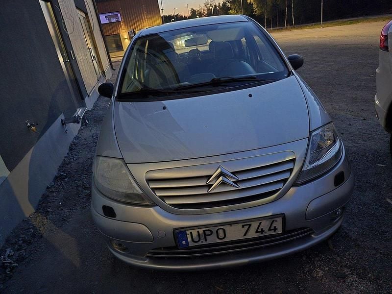Silver Begagnad 2004 Citroën C3 Halvkombi | 25 000 kr (Marknadspris) - Bild 1/4