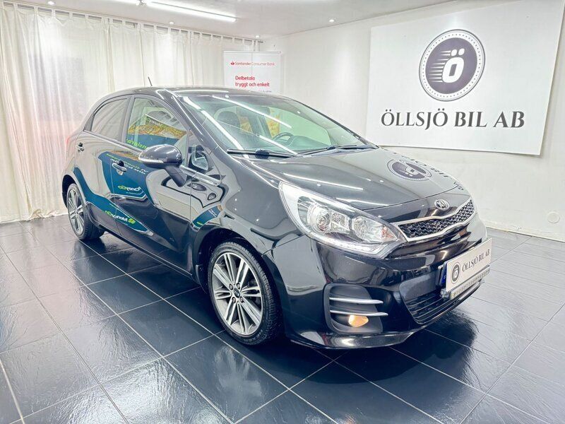 Svart Begagnad 2014 Kia Rio Halvkombi | 94 900 kr (Lite dyr) - Bild 1/4