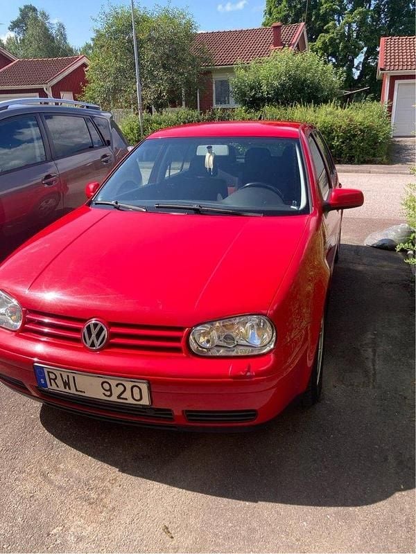 Röd Begagnad 2001 VW Golf IV Highline Halvkombi | 35 000 kr (Marknadspris) - Bild 1/4