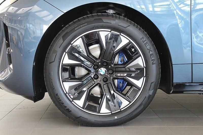 Begagnad BMW iX Comfort Edition 400 kW (544 HK) 2025 Blå SUV