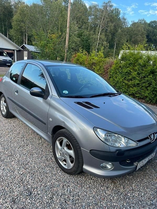 Begagnad 2002 Peugeot 206 Halvkombi | 18 000 kr (Marknadspris) - Bild 1/4