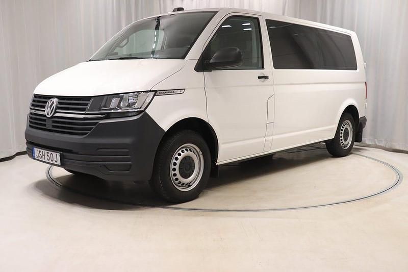 Vit Begagnad 2022 VW Caravelle Minibuss | 319 800 kr - Bild 1/4
