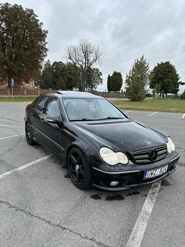 Svart Begagnad 2001 Mercedes C32 AMG Avantgarde Sedan | 149 000 kr - Bild 1/4