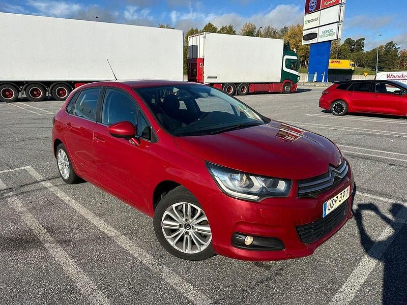 Röd Begagnad 2015 Citroën C4 Halvkombi | 54 900 kr (Marknadspris) - Bild 1/4