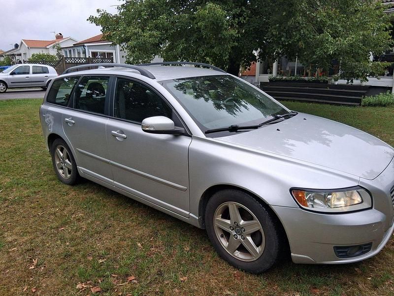 Grå Begagnad 2009 Volvo V50 Momentum Kombi | 15 000 kr (Superpris) - Bild 1/3