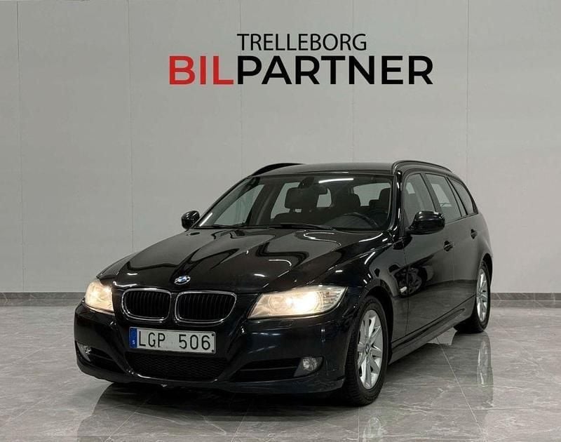 Svart Begagnad 2011 BMW 320 Comfort Edition Kombi | 64 900 kr (Marknadspris) - Bild 1/4