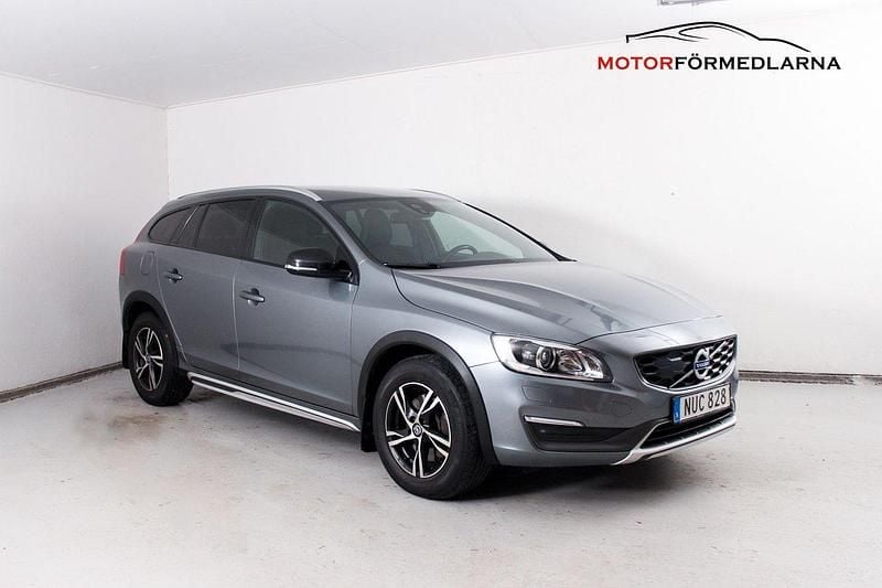 Grå Begagnad 2016 Volvo V60 CC Momentum Kombi | 164 900 kr (Bra pris) - Bild 1/4