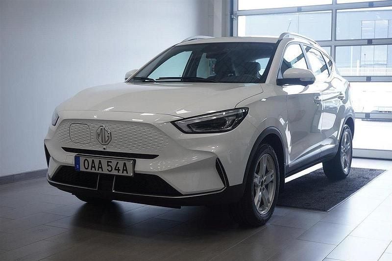 Vit Begagnad 2022 MG ZS Luxury Sedan | 239 900 kr (Superpris) - Bild 1/4