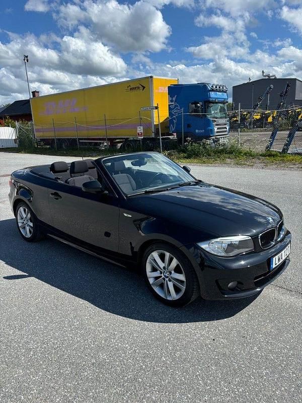 Begagnad BMW 118 Advantage 143 HK (105 kW) 2012 Svart Halvkombi