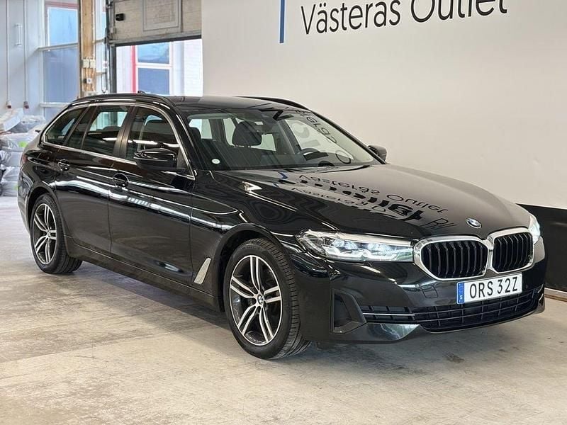 Svart Begagnad 2021 BMW 520 Kombi | 269 900 kr (Marknadspris) - Bild 1/3