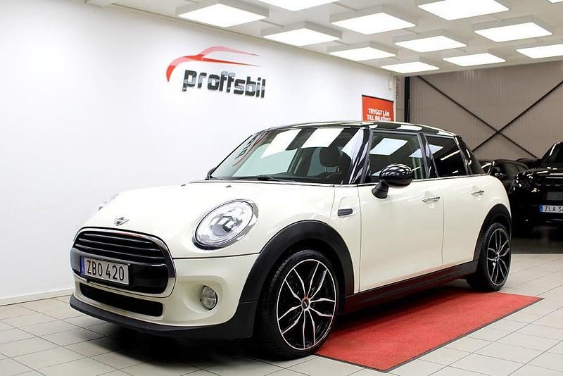Vit Begagnad 2017 Mini Cooper Pepper Halvkombi | 154 900 kr (Marknadspris) - Bild 1/4