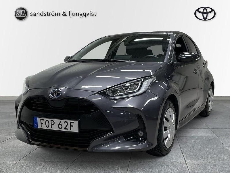Grå Begagnad 2022 Toyota Yaris Hybrid Style Halvkombi | 219 000 kr (Marknadspris) - Bild 1/3