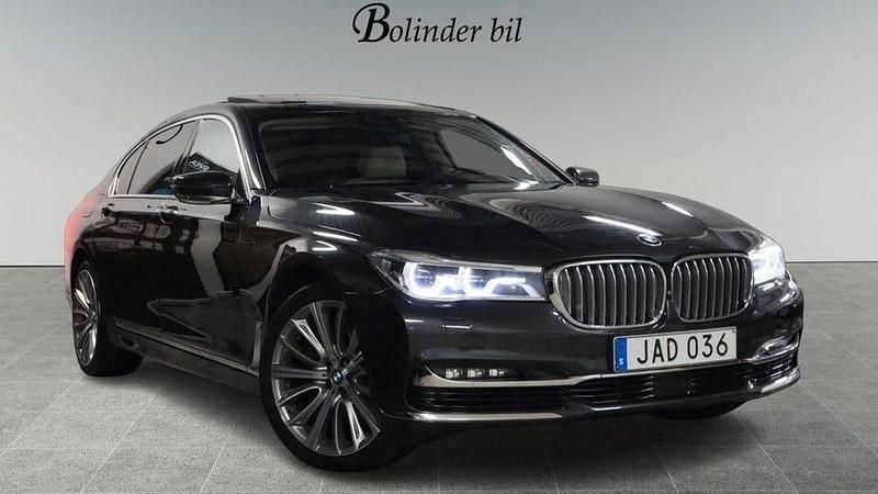 Grå Begagnad 2015 BMW 750L Executive Sedan | 348 900 kr - Bild 1/4