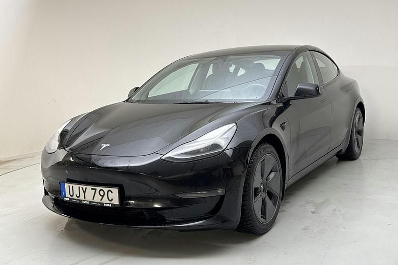 Svart Begagnad 2022 Tesla Model 3 Sedan | 272 000 kr (Marknadspris) - Bild 1/4