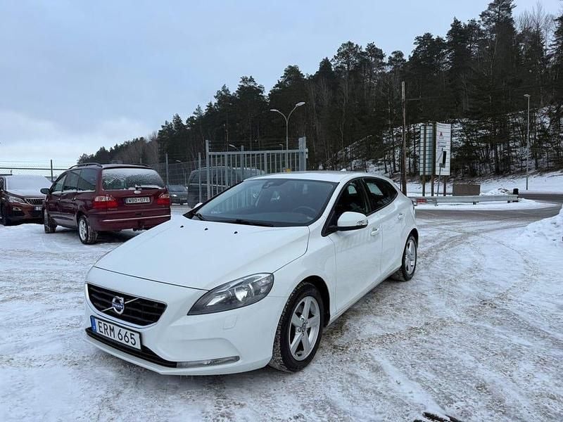 Vit Begagnad 2015 Volvo V40 Halvkombi | 99 900 kr (Marknadspris) - Bild 1/4