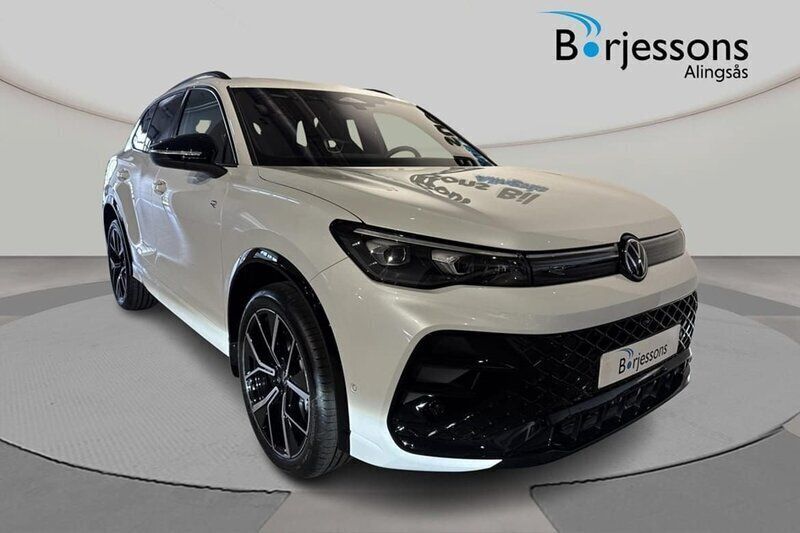 Vit Ny 2025 VW Tiguan R-line SUV | 619 900 kr (Lite dyr) - Bild 1/4
