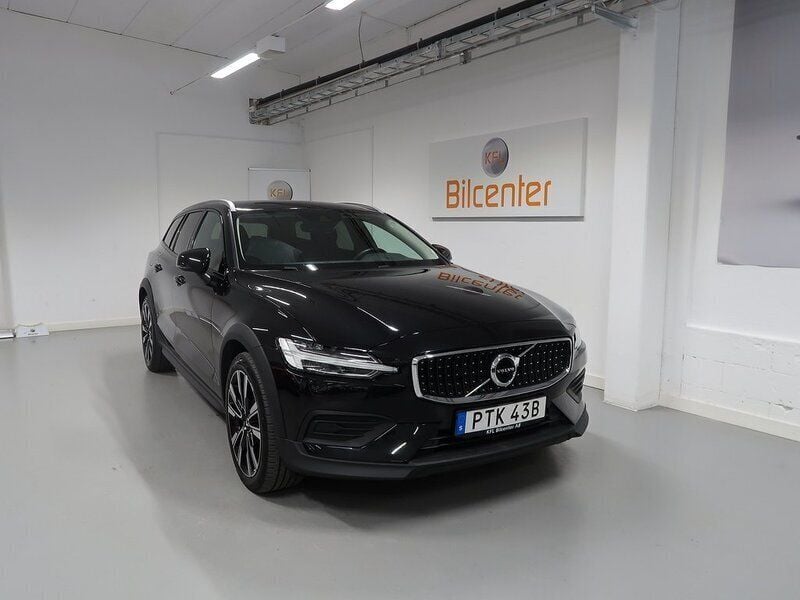Svart Begagnad 2021 Volvo V60 CC Kombi | 369 900 kr (Marknadspris) - Bild 1/3