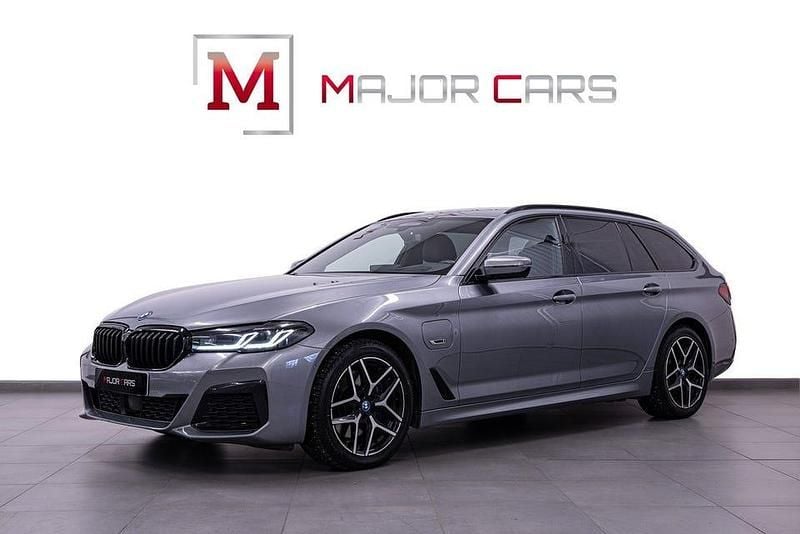 Grå Begagnad 2023 BMW 530 M Sport Kombi | 419 900 kr - Bild 1/4