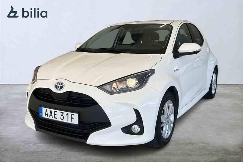 Vit Begagnad 2021 Toyota Yaris Hybrid Active Halvkombi | 199 900 kr (Marknadspris) - Bild 1/1