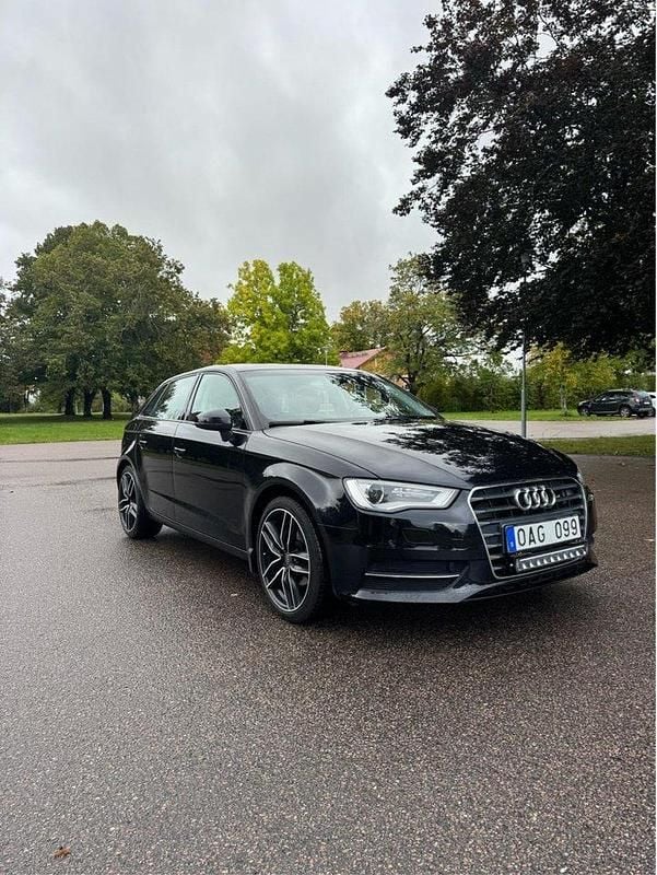Svart Begagnad 2014 Audi A3 Sportback Attraction Halvkombi | 100 000 kr (Bra pris) - Bild 1/4
