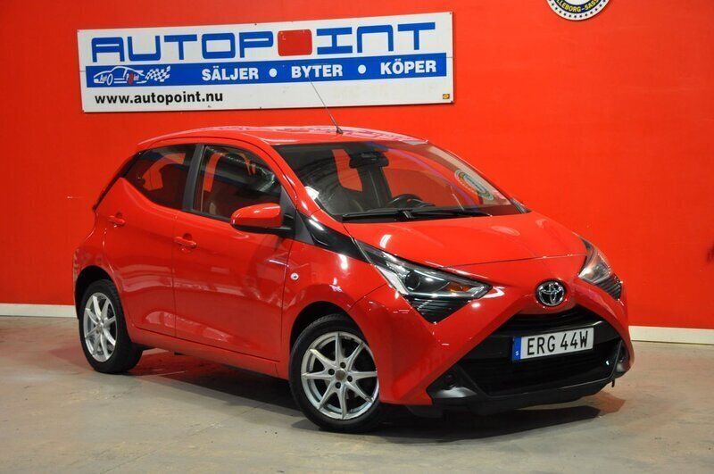 Röd Begagnad 2022 Toyota Aygo X-play Halvkombi | 103 700 kr - Bild 1/4