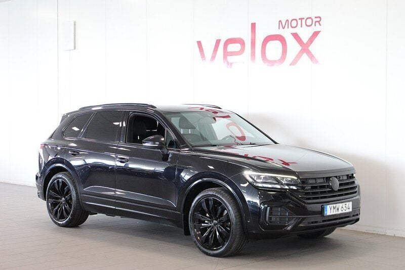 Svart Begagnad 2018 VW Touareg SUV | 409 900 kr (Marknadspris) - Bild 1/4