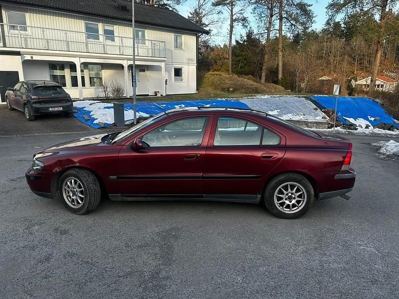 Begagnad Volvo S60 Business Edition 170 HK (125 kW) 2001 Vinröd metallic Sedan