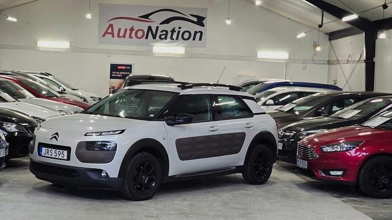 Vit Begagnad 2015 Citroën C4 Cactus PureTech Halvkombi | 59 900 kr (Lite dyr) - Bild 1/4