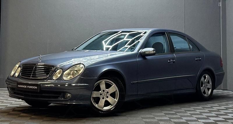 Ljusblå (blå) Begagnad 2005 Mercedes E200 Avantgarde Sedan | 69 900 kr (Lite dyr) - Bild 1/4