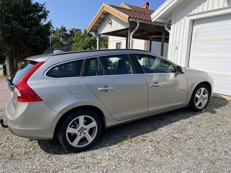 Brun Begagnad 2012 Volvo V60 Momentum Kombi | 87 000 kr (Superpris) - Bild 1/4