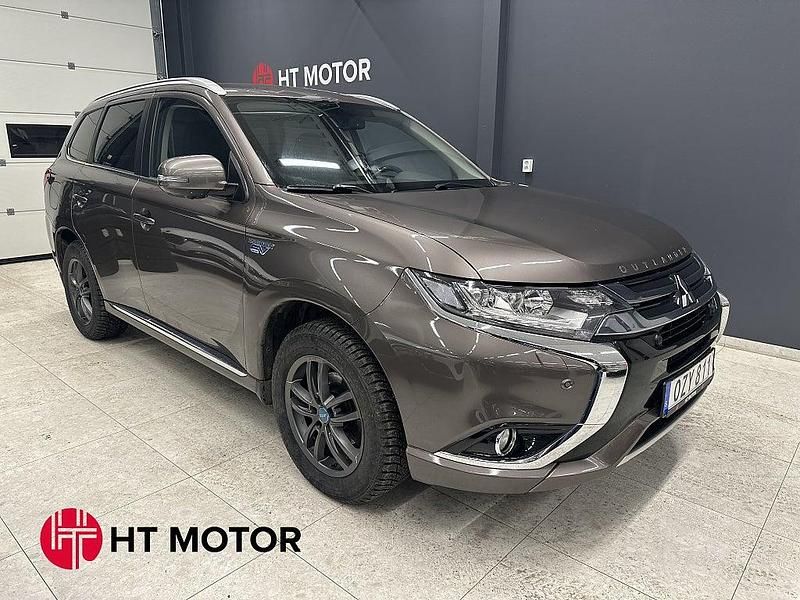 Begagnad Mitsubishi Outlander P-HEV 121 HK (88 kW) 2016 Brun SUV