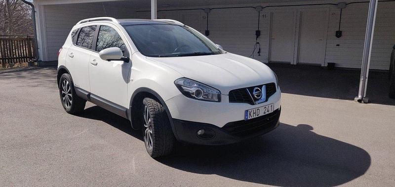 Vit Begagnad 2012 Nissan Qashqai SUV | 76 000 kr (Marknadspris) - Bild 1/4