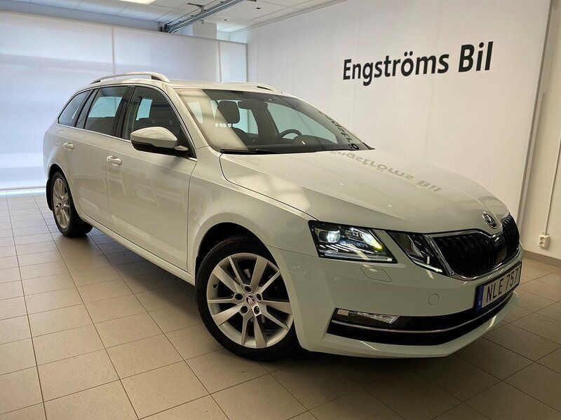 Vit Begagnad 2018 Skoda Octavia Kombi | 159 000 kr (Marknadspris) - Bild 1/4